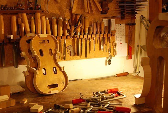 Fournitures et matériel de fabrication de violons