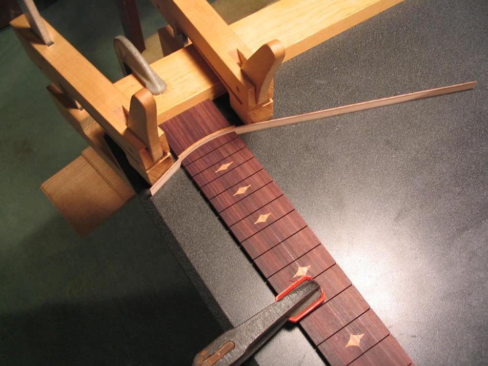 quels matériaux sont utilisés dans la fabrication d'une guitare