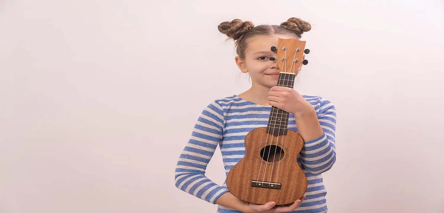 Jeune Fille Douée Avec Un Cadeau Pour La Musique De Guitare Photo