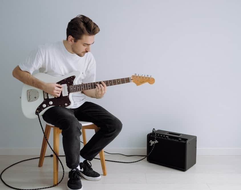 Jouer d'une guitare électrique