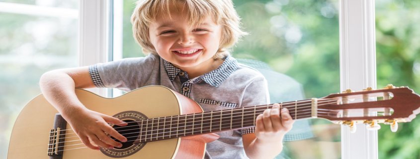 Guitare pour tout-petit