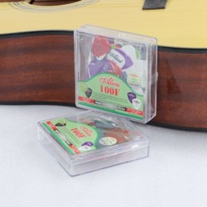 600 púas de guitarra.