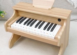 Piano de madeira infantil