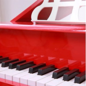 Piano de brinquedo antigo de madeira