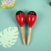 Maracas en bois pour bébé coccinelle